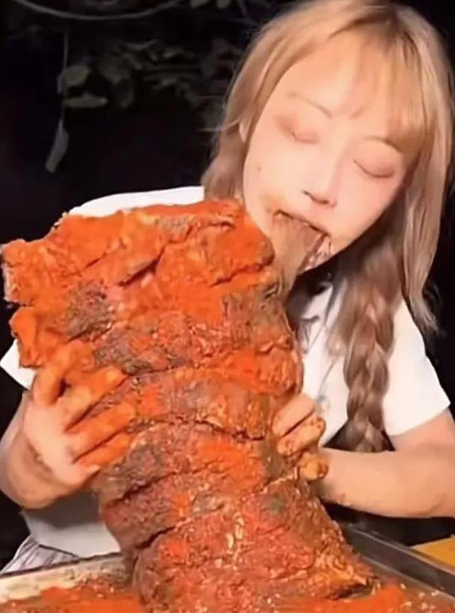 800万网红提子疑吃鲨鱼!躺地上与鲨鱼合照,双手抱鱼尾大口狂啃